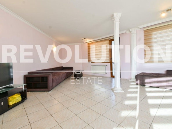 Дава се под наем Етаж от къща в София, Надежда 4 - 150 кв.м за 1097.01 € - Снимка #1