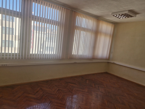 Дава се под наем Офис в Горна Оряховица - 14 кв.м за 76.5 € - Снимка #1