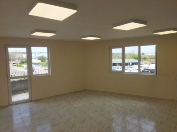 Дава се под наем Офис в Харманли - 20 кв.м за 153 € - Снимка #1