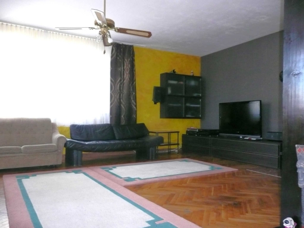 Къща в Перник, Байкушева махала - 380 кв.м за 470 €/кв.м - Снимка #1