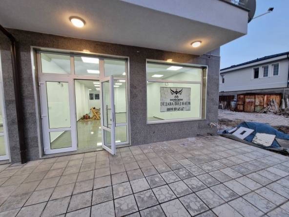 Дава се под наем Магазин в Асеновград - 180 кв.м за 613.02 € - Снимка #1