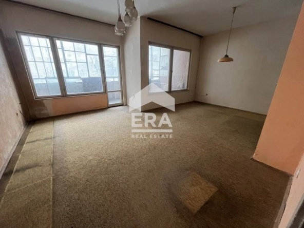Тристаен апартамент в Варна, Червен площад - 100 кв.м за 1428 €/кв.м - Снимка #1