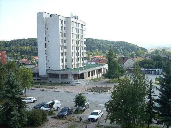 Хотел в Сливница - 5100 кв.м за 250 €/кв.м - Снимка #1