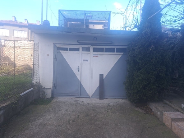 Гараж / Паркомясто в Шумен, 5-ти полк - 30 кв.м за 366 €/кв.м - Снимка #1