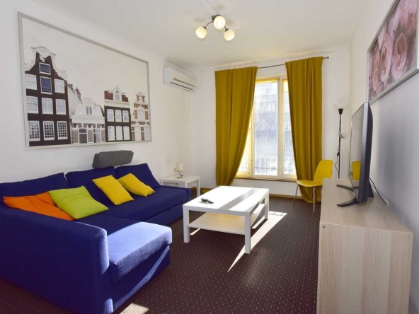 Дава се под наем Тристаен апартамент в София, Център - 80 кв.м за 857.82 € - Снимка #1