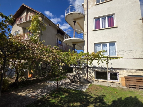 Къща в Мездра - 200 кв.м за 319 €/кв.м - Снимка #1