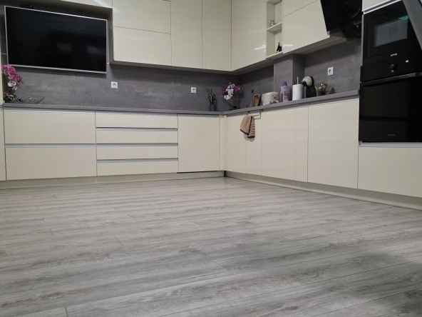 Дава се под наем Двустаен апартамент в Варна, Кайсиева градина - 68 кв.м за 598.23 € - Снимка #1