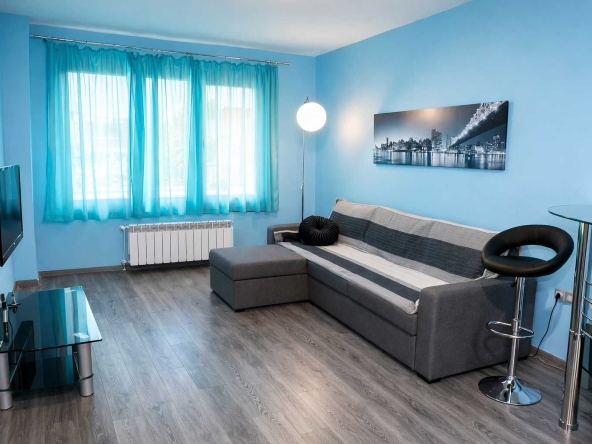 Дава се под наем Тристаен апартамент в София, Център - 90 кв.м за 817.53 € - Снимка #1