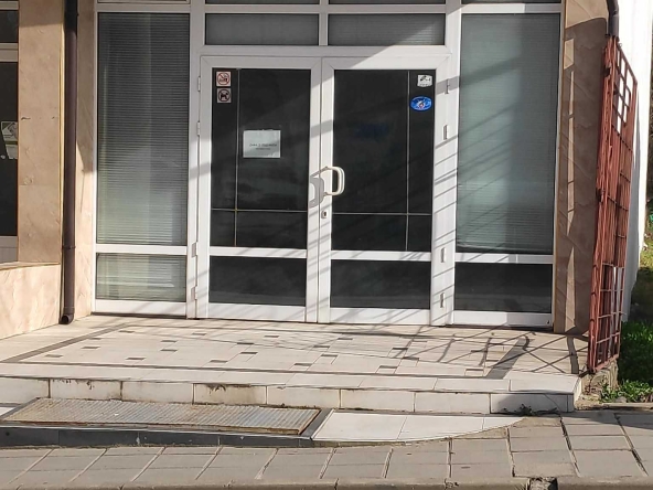 Дава се под наем Магазин в Харманли - 50 кв.м за 398.82 € - Снимка #1