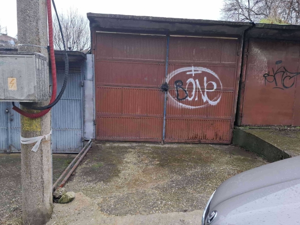 Гараж / Паркомясто в Свищов - 21 кв.м за 168 €/кв.м - Снимка #1