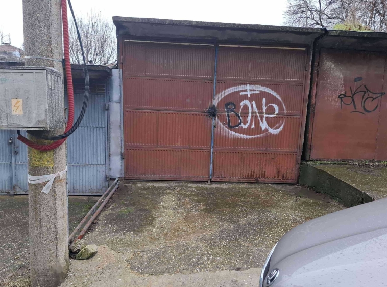 Гараж / Паркомясто в Свищов - 21 кв.м за 168 €/кв.м - Снимка #1