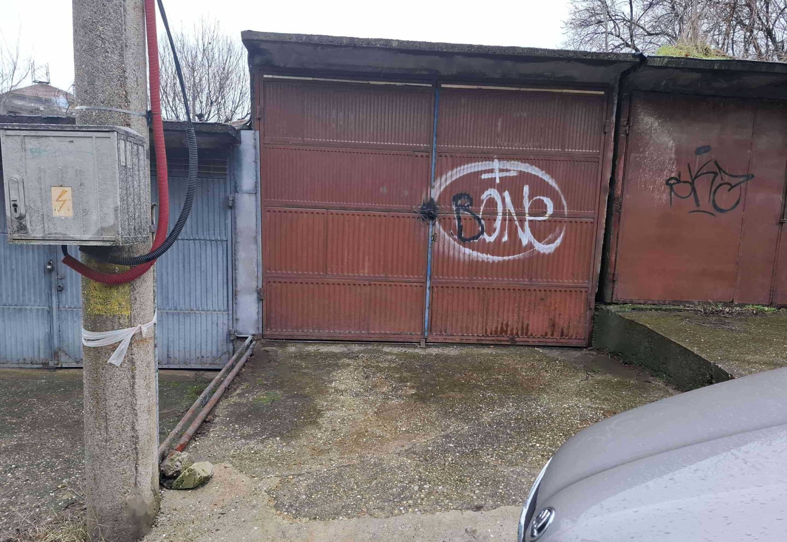 Гараж / Паркомясто в Свищов - 21 кв.м за 168 €/кв.м - Снимка #1