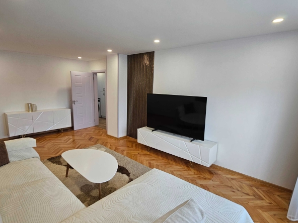 Дава се под наем Двустаен апартамент в Разград, Бели Лом - 70 кв.м за 498.27 € - Снимка #1