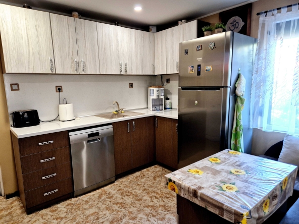 Тристаен апартамент в Дупница - 72 кв.м за 652 €/кв.м - Снимка #1