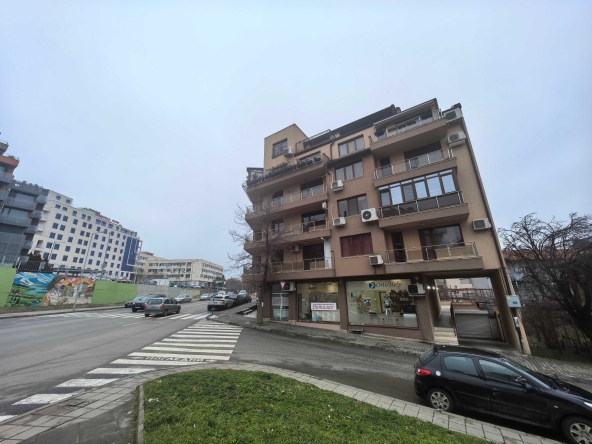 Дава се под наем Тристаен апартамент в Благоевград, Широк център - 83 кв.м за 137651.04 € - Снимка #1