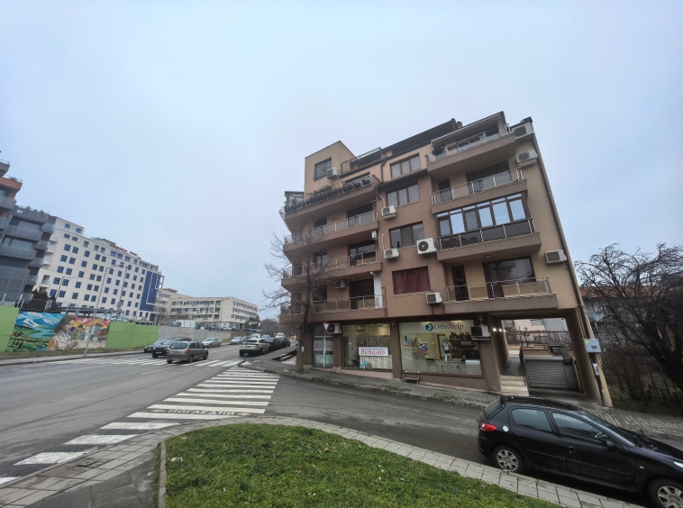 Дава се под наем Тристаен апартамент в Благоевград, Широк център - 83 кв.м за 137651.04 € - Снимка #1