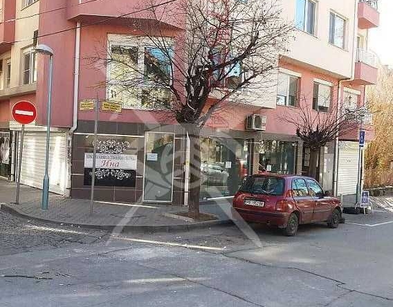 Дава се под наем Магазин в Пловдив, Център - 19 кв.м за 174.42 € - Снимка #1