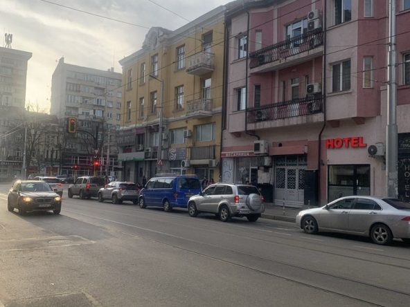 Дава се под наем Магазин в София, Център - 90 кв.м за 1495.83 € - Снимка #1