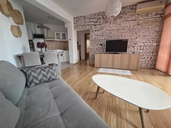 Дава се под наем Тристаен апартамент в Пловдив, Тракия - 92 кв.м за 598.23 € - Снимка #1