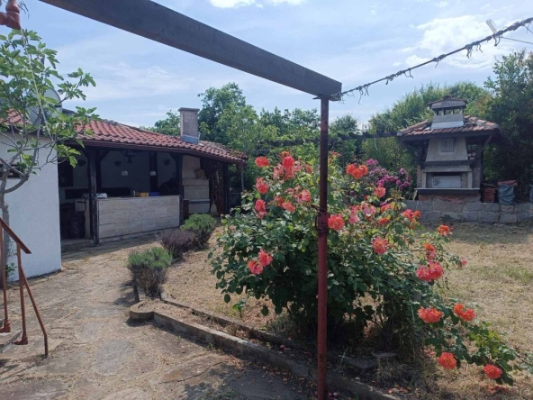 Дава се под наем Къща в Черноморец - 350 кв.м за 104.55 € - Снимка #1