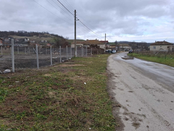 Парцел в с. Батово, Област Добрич - 700 кв.м за 18 €/кв.м - Снимка #1