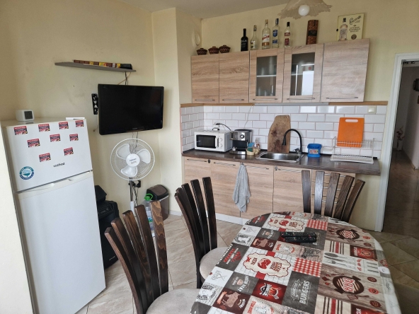 Дава се под наем Тристаен апартамент в Средец - 120 кв.м за 298.86 € - Снимка #1