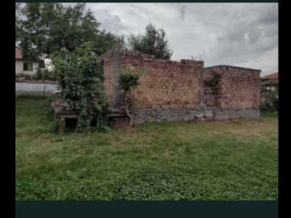 Къща в с. Бегунци, Област Пловдив - 740 кв.м за 14 €/кв.м - Снимка #1