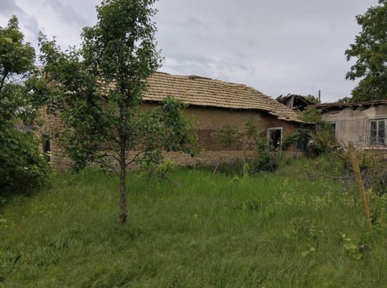 Къща в с. Върбак, Област Шумен - 200 кв.м за 85 €/кв.м - Снимка #1