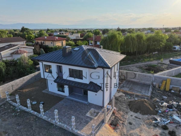 Къща в с. Радиново, Област Пловдив - 245 кв.м за 1245 €/кв.м - Снимка #1