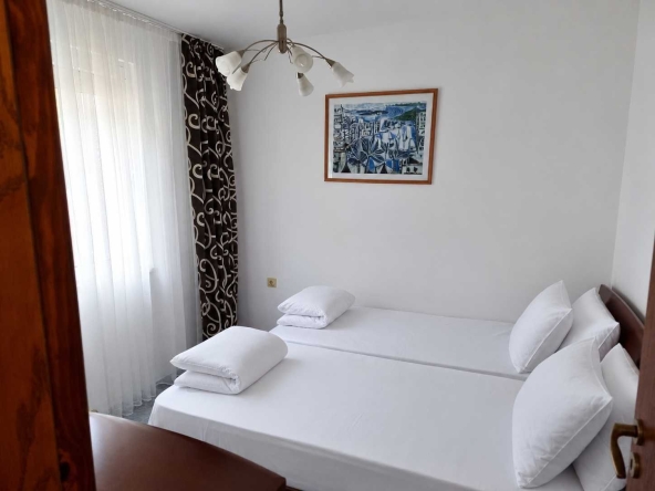 Дава се под наем Тристаен апартамент в Бургас, Изгрев - 70 кв.м за 650 € - Снимка #1