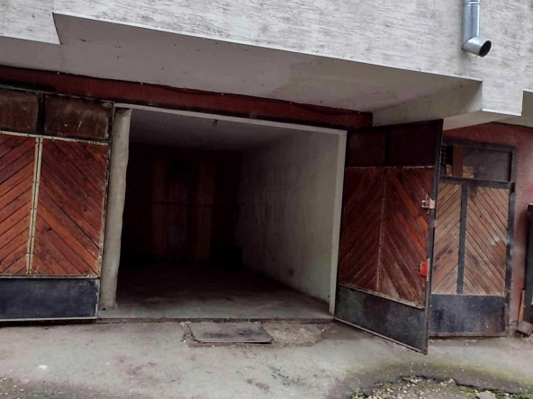Дава се под наем Гараж / Паркомясто в Плевен, Идеален център - 15 кв.м за 110 € - Снимка #1