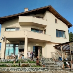 Дава се под наем Къща в Варна, м-т Фичоза - 300 кв.м за 350 € - Снимка #1