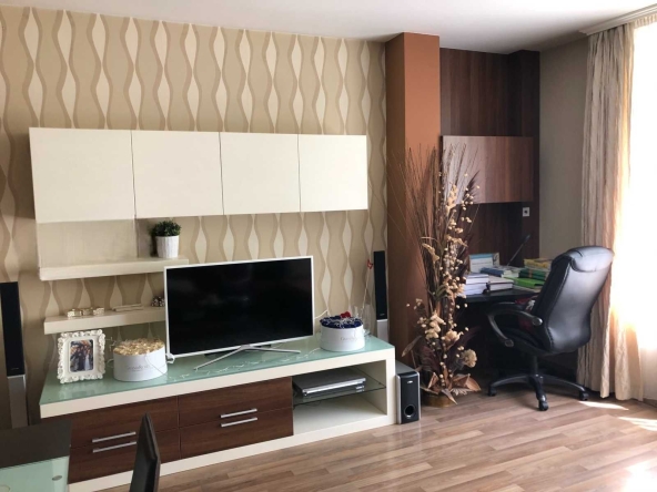 Дава се под наем Тристаен апартамент в София, Център - 97 кв.м за 820 € - Снимка #1