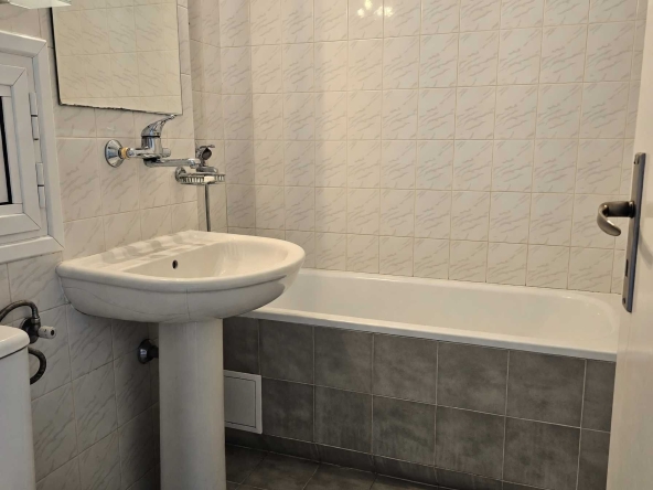 Дава се под наем Тристаен апартамент в Пловдив, Тракия - 114 кв.м за 500 € - Снимка #1
