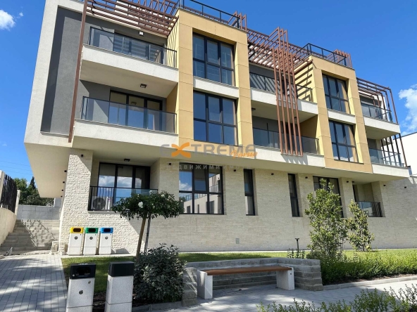 Тристаен апартамент в Варна, м-т Св. Никола - 252 кв.м за 1663 €/кв.м - Снимка #1