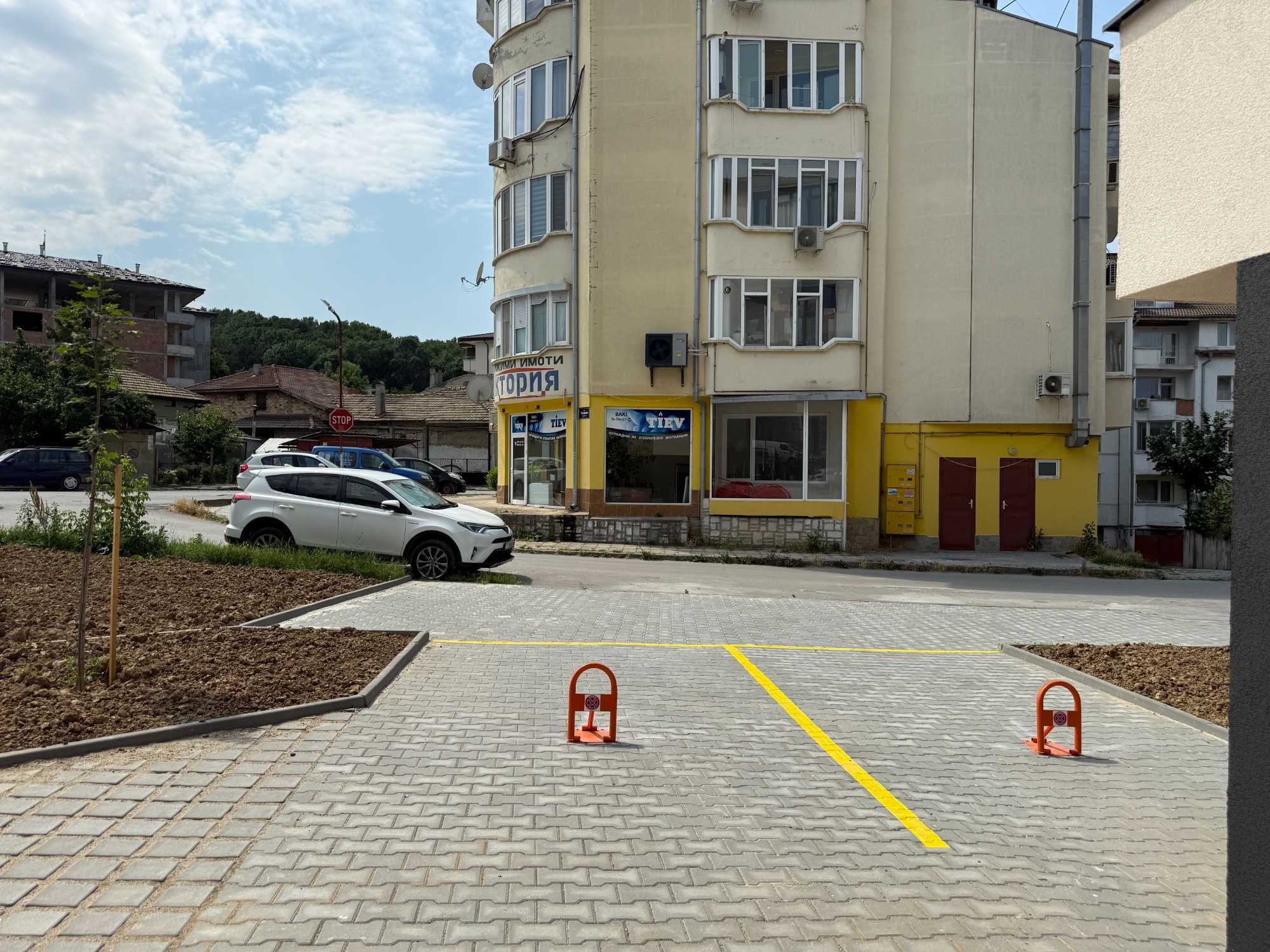 Дава се под наем Гараж / Паркомясто в Търговище, Боровец - 12 кв.м за 10000 € - Снимка #1