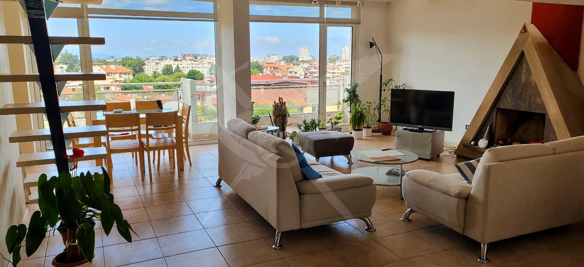 Дава се под наем Тристаен апартамент в Пловдив, Център - 100 кв.м за 600 € - Снимка #1