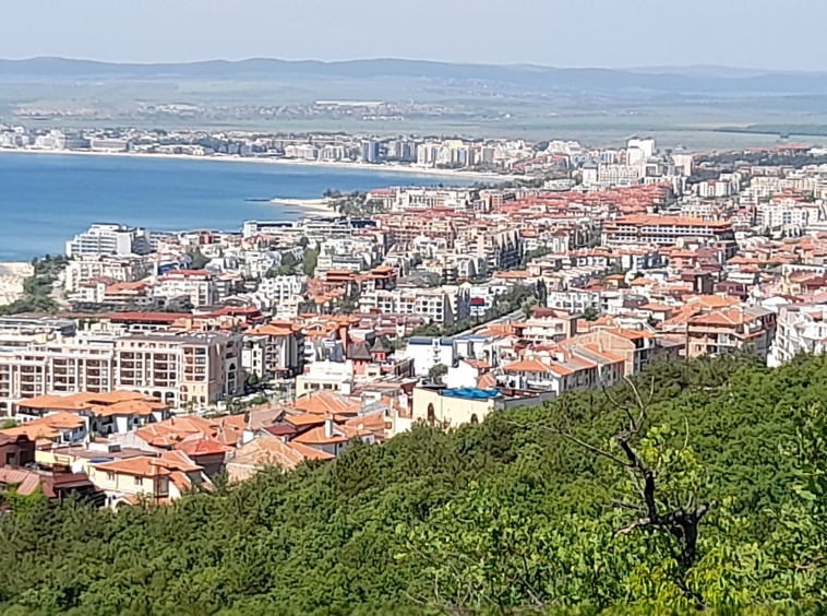 Дава се под наем Многостаен апартамент в Свети Влас - 255 кв.м за 1500 € - Снимка #1