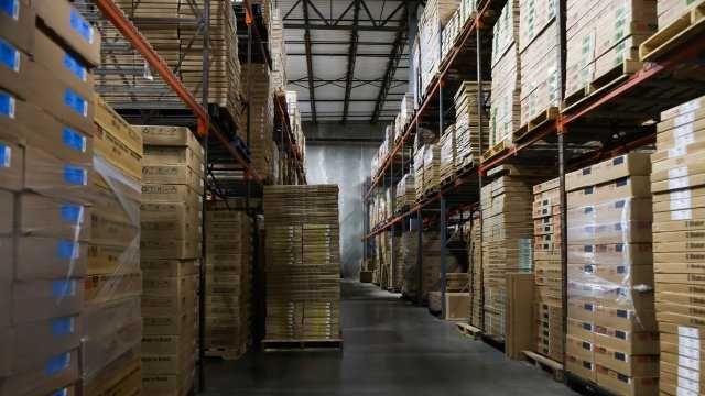 Дава се под наем Склад в София, Връбница 1 - 1300 кв.м за 4 € - Снимка #1