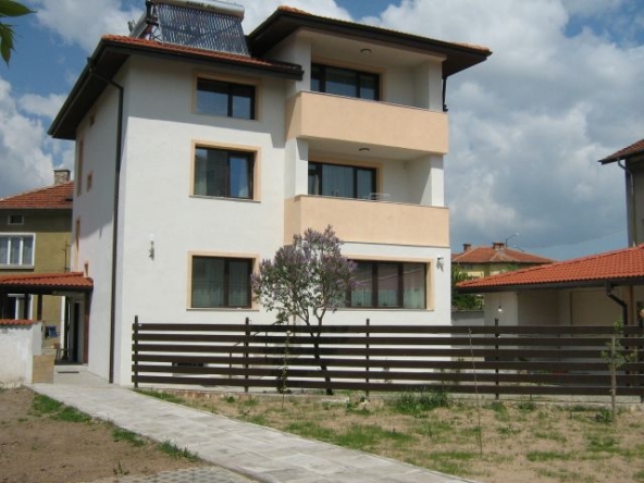Дава се под наем Къща в Елин Пелин - 255 кв.м за 1500 € - Снимка #1