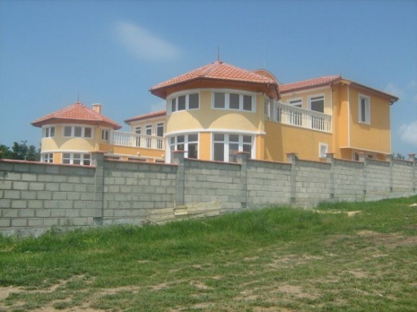 Къща в с. Здравец, Област Варна - 500 кв.м за 1000 €/кв.м - Снимка #1