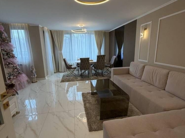 Дава се под наем Тристаен апартамент в София, Лозенец - 180 кв.м за 1800 € - Снимка #1
