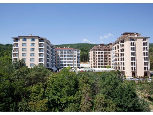 Тристаен апартамент в к.к. Златни пясъци - 105 кв.м за 1767 €/кв.м - Снимка #1